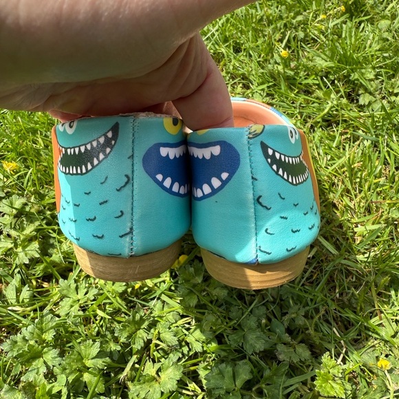 Blue and Orange Cartoon Eye Flats for Casual Comfort - Picture 5 of 5